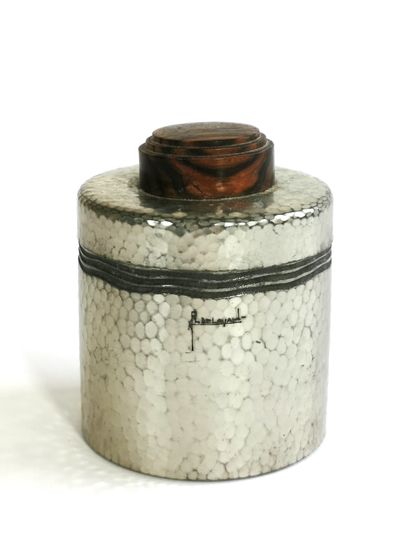 null R. DELAVART - (période 1925-1930)

Élégant pot en métal argenté martelé de section...