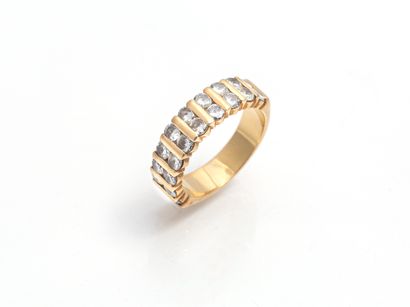 null Bague en or jaune 18K (750 millièmes) composée de dix rangs sertis de deux diamants...