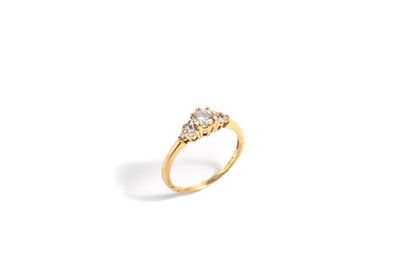 null Bague en or jaune 18K (750 millièmes) ornée d'un diamant rond taille brillant...