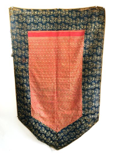 null *TIBET ou NÉPAL, 1920

Élément en textile brodé de rinceaux sur fond bleu sur...