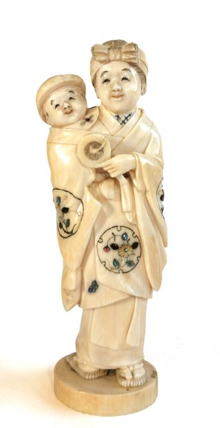 null *Japon, 1880

Okimono en ivoire sculpté figurant un personnage portant un enfant...