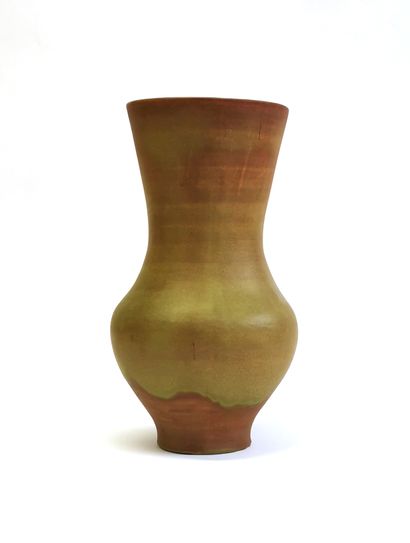 null Roger CAPRON (1922-2006)

Baluster vase with flared neck in earthenware in brown-green...