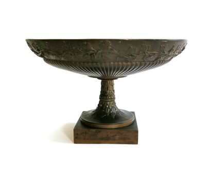 null Cup on bronze pedestal with a golden patina, the bottom of the basin decorated...
