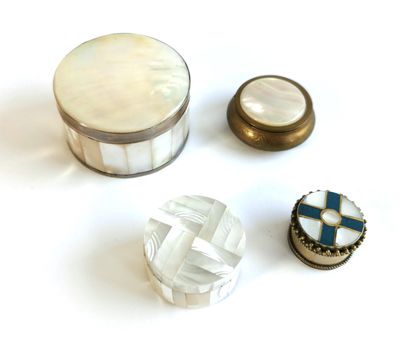null Four mother-of-pearl and metal pill boxes 

Diameter between 3 and 6.2 cm