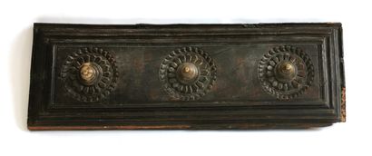 null *India, 19th century 

Moulded wood and bronze three-knob coat hook

L. 67 x...
