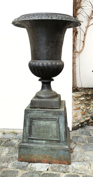 null *Pair of large vases called "Medici" in patinated cast iron. The rim with alternating...