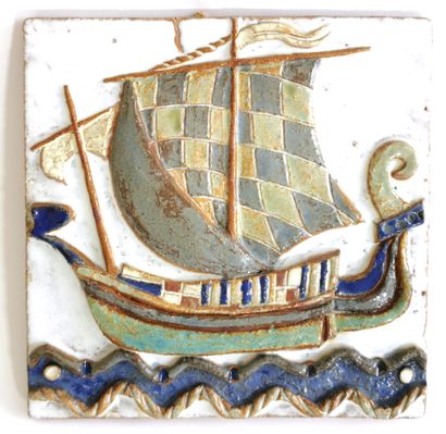 null THE ARGONAUTS - F.B.

Glazed earthenware tile with polychrome bas-relief decoration...
