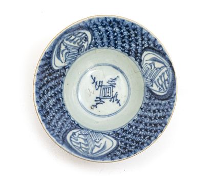 null Blue and white porcelain bowl and dish

CHINA, 19th century

With blue painted...