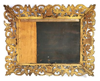 null *Grand miroir, le cadre à profil inversé en bois sculpté et doré à décor ajouré...