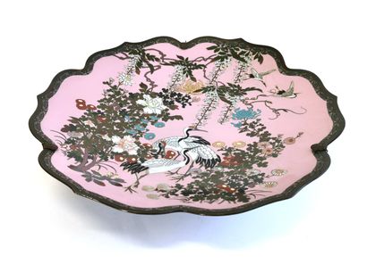 null Japan, 19th century

Elegant flat circular dish with lobed edges in cloisonné...