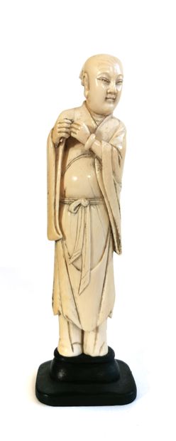 null *Chine, 1880

Personnage en ivoire sculpté, possiblement un luohan vêtu d’un...