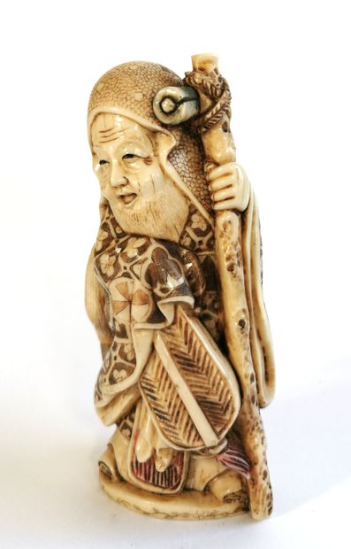 null *Japon, 1920

Okimono en ivoire polychrome sculpté figurant un vieillard appuyé...