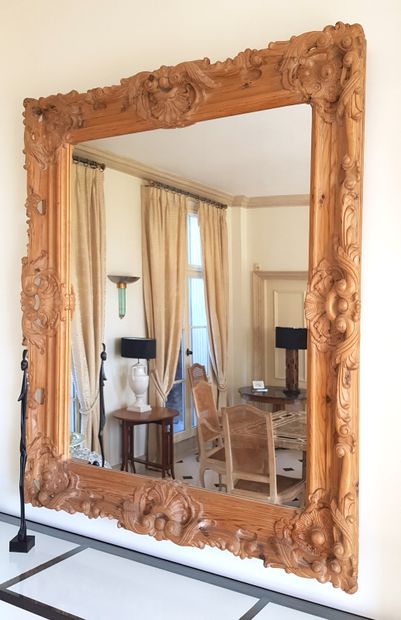 null Grand miroir en bois résineux sculpté à décor de coquilles et feuilles d'acanthes

162...