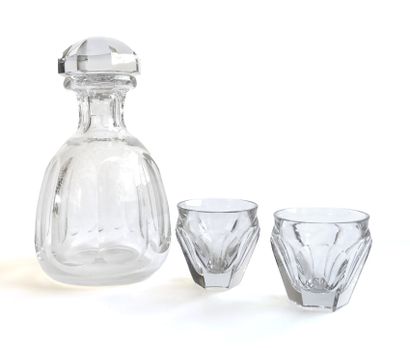 null BACCARAT model Harcourt Talleyrand

Bottle and two cups in cut crystal

Stamp...