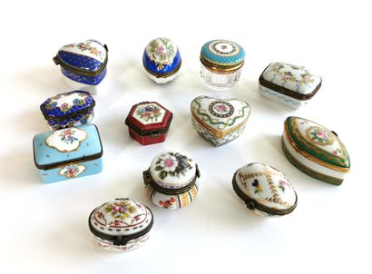 null Eleven enamelled porcelain pillboxes with floral decorations, metal frames

Limoges,...