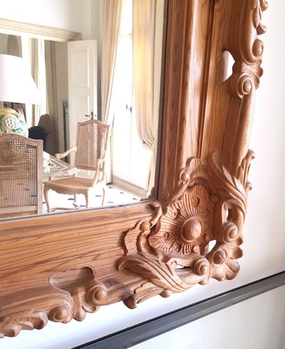 null Large carved resinous wood mirror decorated with shells and acanthus leaves

162...