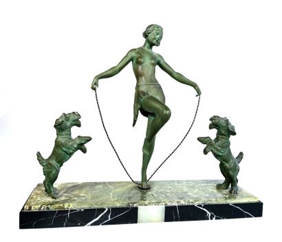 null ART DÉCO

Gymnaste aux chiens, années 30

Sculpture en régule à patine verte...