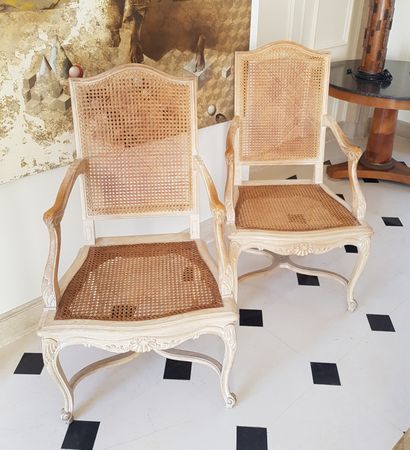 null Suite de huit chaises et deux fauteuils de style Louis XV en bois mouluré, sculpté...