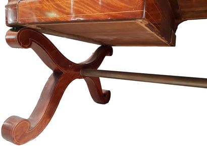 null Mahogany veneer desk with net decoration, opening with four drawers, simulated...