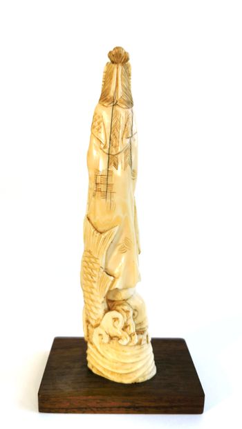 null *Japon, 1920

Okimono en ivoire polychrome sculpté figurant une déesse possiblement...