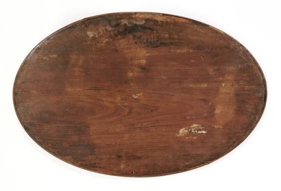 null *VIETNAM, XIXe siècle 

Plateau ovale en bois incrusté de nacre comprenant un...