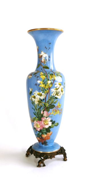 null Vase en verre opalin imitant la porcelaine à décor peint d'un bouquet champêtre...