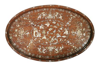 null *VIETNAM, 19th century 

Oval wooden tray inlaid with mother-of-pearl with warriors...
