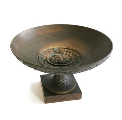 null Cup on bronze pedestal with a golden patina, the bottom of the basin decorated...