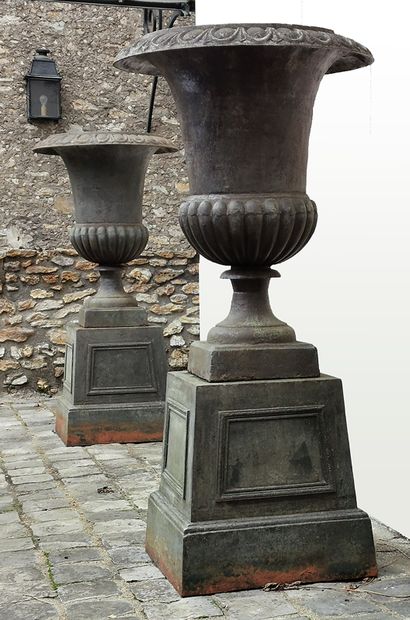 null *Pair of large vases called "Medici" in patinated cast iron. The rim with alternating...