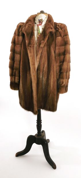 null Honey-coloured mink fur coat

Button closure at the collar and a staple

Size...