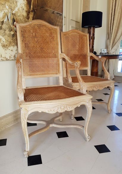 null Suite de huit chaises et deux fauteuils de style Louis XV en bois mouluré, sculpté...