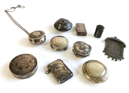 null Silver and gilt silver set including five pill boxes and a lighter case

Gross...