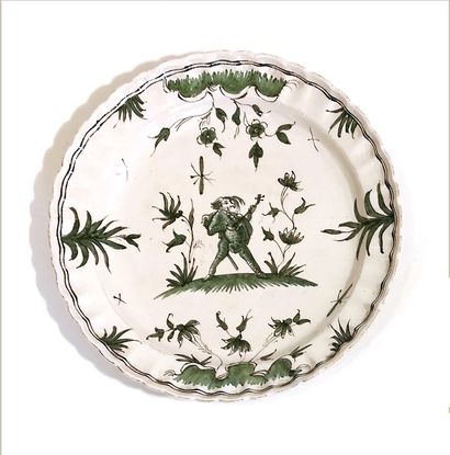 null In the taste of Moustier 

Earthenware plate of big fire with grotesque decoration

Diam....