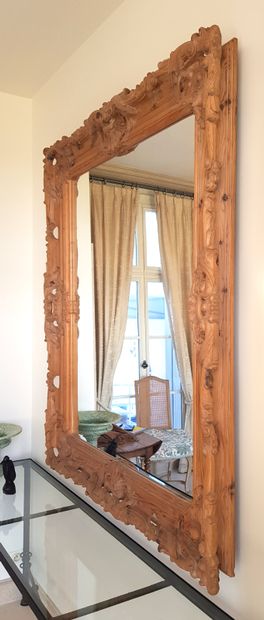 null Grand miroir en bois résineux sculpté à décor de coquilles et feuilles d'acanthes

162...