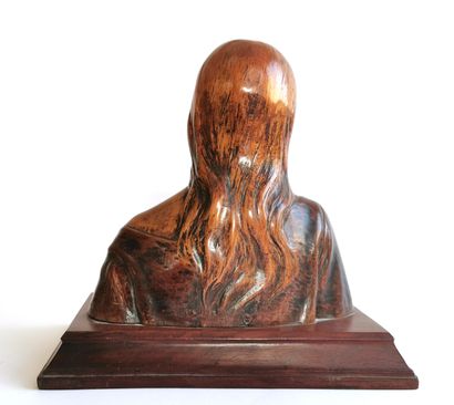null Jean ESCOULA (1851-1911)

Bust of a young woman in carved wood with a patina...