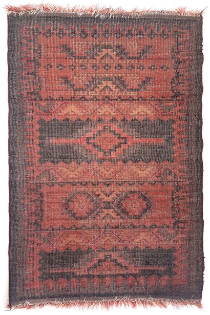 null Red-bottomed machine carpet with Caucasian geometric patterns

138 x 92 cm