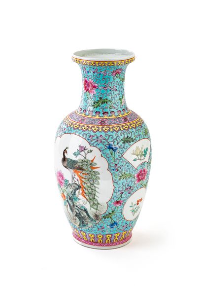 null *CHINE XXe siècle

Vase en porcelaine de forme balustre à décor de volatiles...