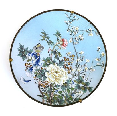 null Japon, XIXe siècle

Élegant plat circulaire en émaux cloisonnés présentant un...