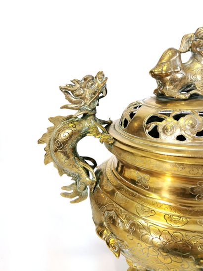 null Chine, XIXe siècle

Brûle-parfum circulaire tripode en laiton, un décor de fleurs...
