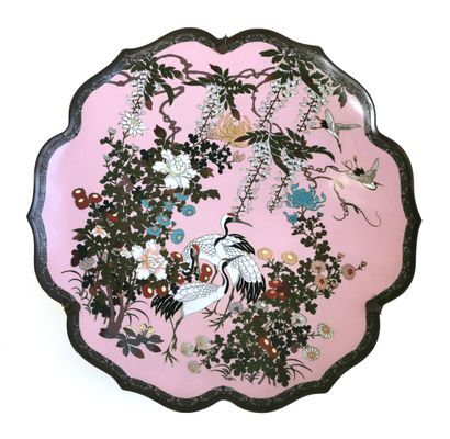 null Japon, XIXe siècle

Élegant plat circulaire à bords lobés en émaux cloisonnés...