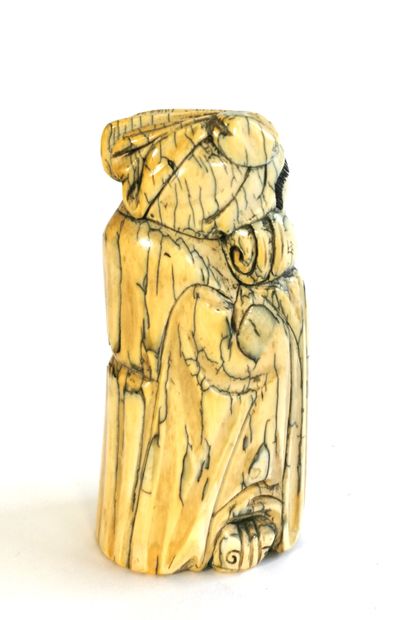 null *Chine, 1900

Élément en ivoire sculpté figurant un vieillard, une marque apocryphe...