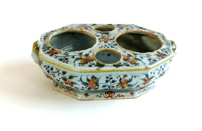 null ROUEN

Vinegar oiler holder with polychrome decoration of flowering rinceaux

The...