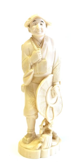 null *Japon, 1880

Okimono en ivoire sculpté figurant un paysan debout portant un...