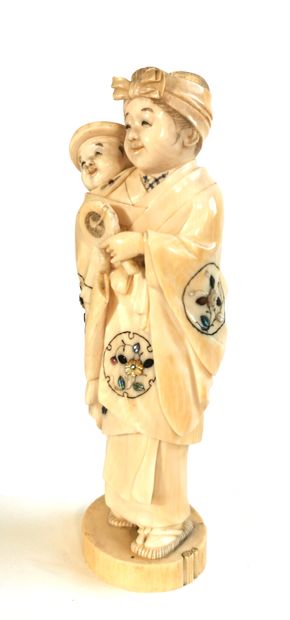 null *Japon, 1880

Okimono en ivoire sculpté figurant un personnage portant un enfant...