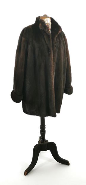 null SPRUNG FRERES Paris

Dark brown mink fur coat, sleeves with lapels

Button closure...