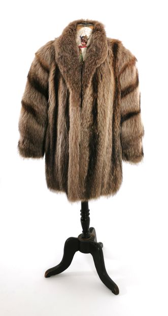 null SPRUNG FRERES Paris

Coat of silver fox fur with a clasp closure

Size 40/42

Very...