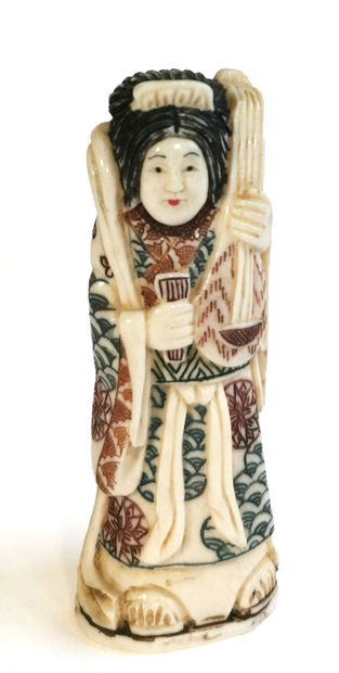 null *Japon, 1920

Okimono en ivoire polychrome sculpté figurant une joueuse d’instrument...