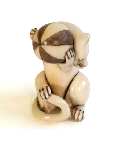 null *Japon, 1890

Netsuke en ivoire sculpté figurant un chat jouant avec une balle

Marque...