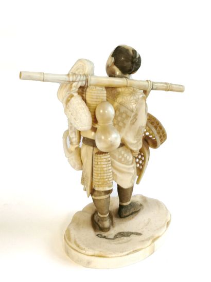 null *Japon, 1900

Okimono en ivoire sculpté figurant un pêcheur portant ses nasses

Un...
