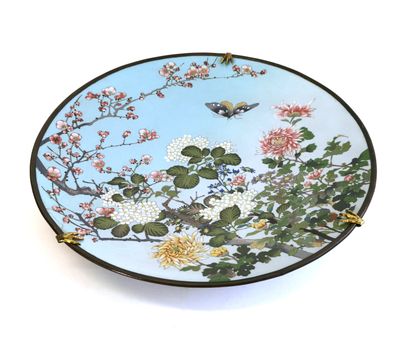 null Japon, XIXe siècle

Élegant plat circulaire en émaux cloisonnés présentant un...